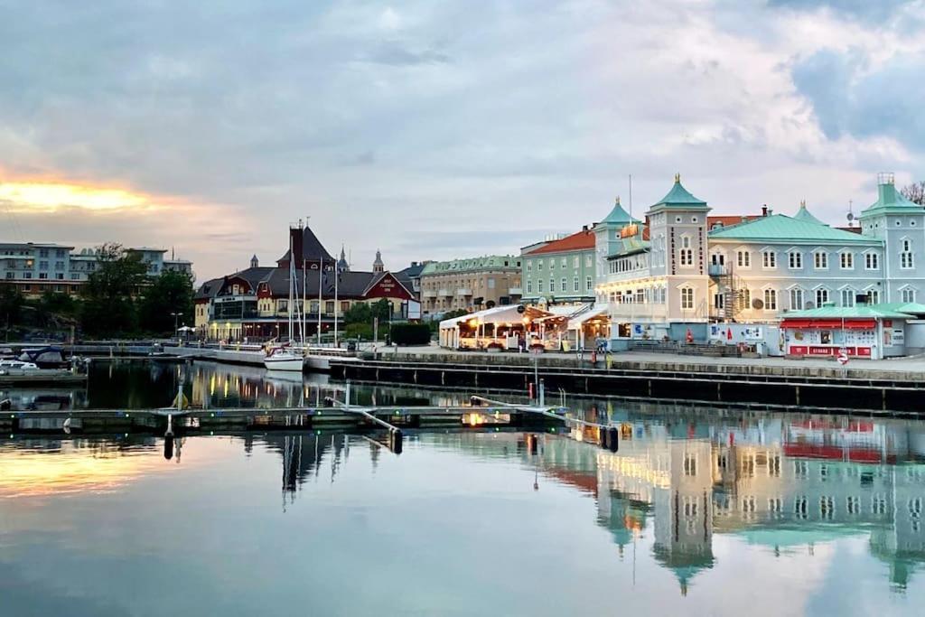 Cozy Apartment In The City Center Of Stromstad Exterior photo